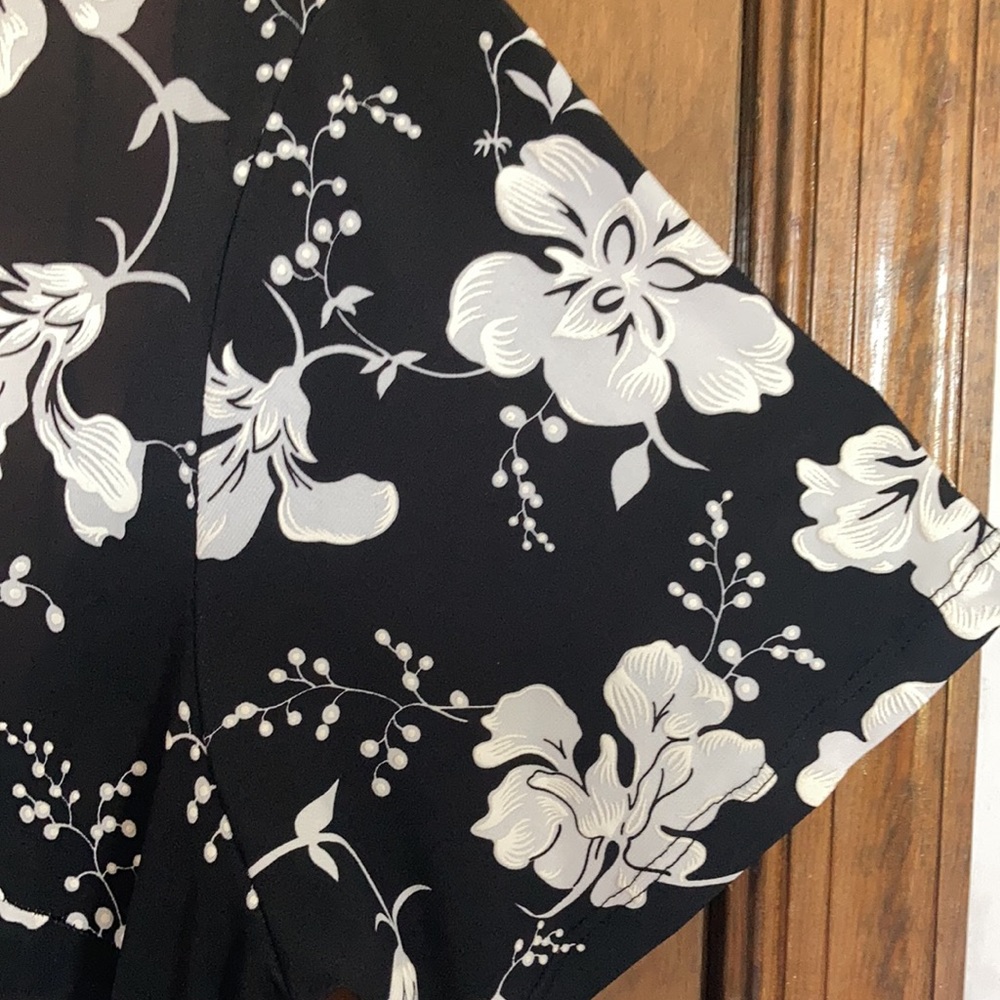 Signature faux wrap floral dress with stretch size 2X - Picture 6 of 17